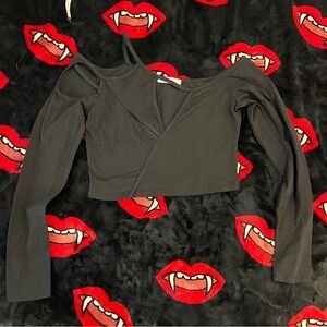 WinWin Black Strappy Off-Shoulder Crop Top